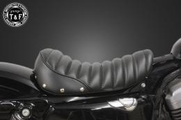 スポーツスター(2004〜2021年)専用　スタッド付きシングルシートタイプA(タックロール)