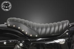 スポーツスター(2004〜2021年)専用　スタッド付きシングルシートタイプB(タックロール)