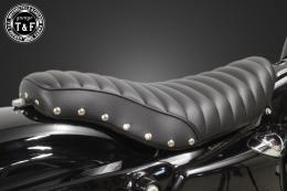 スポーツスター(2004〜2021年)専用　スタッド付きシングルシートタイプB(タックロール)