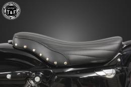 スポーツスター(2004〜2021年)専用　スタッド付きシングルシートタイプB(バーチカル)