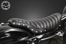 スポーツスター(2004〜2021年)専用　スタッド付きシングルシートタイプBフラット(タックロール)