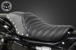 スポーツスター(2004〜2021年)専用　スタッド付きシングルシートタイプC(タックロール)