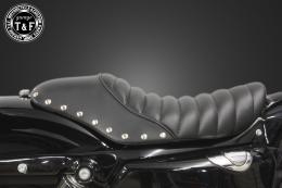 スポーツスター(2004〜2021年)専用　スタッド付きシングルシートタイプC(タックロール)