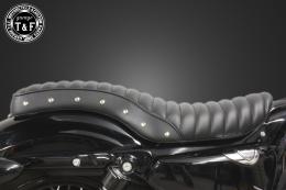 スポーツスター(2004〜2021年)専用　スタッド付きコブラシート(タックロール)