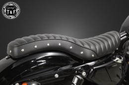 スポーツスター(2004〜2021年)専用　スタッド付きコブラシート(タックロール)