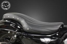 スポーツスター(2004〜2021年)専用　スタッド付きコブラシート(バーチカル)