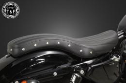 スポーツスター(2004〜2021年)専用　スタッド付きコブラシート(バーチカル)