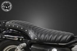 スポーツスター(1982〜2003年)専用　スタッド付きコブラシート(タックロール)