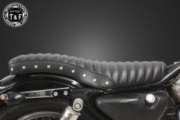 スポーツスター(1982〜2003年)専用　スタッド付きコブラシート(タックロール)