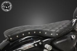 スポーツスター(1982〜2003年)専用　スタッド付きコブラシート(ダイヤ)