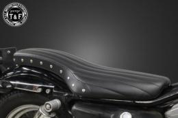 スポーツスター(1982〜2003年)専用　スタッド付きコブラシート(バーチカル)