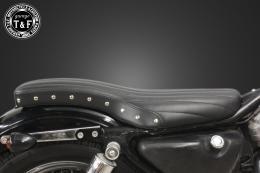 スポーツスター(1982〜2003年)専用　スタッド付きコブラシート(バーチカル)