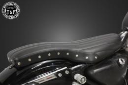 スポーツスター(1982〜2003年)専用　スタッド付きコブラシート(バーチカル)