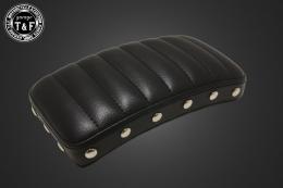 スタッド付きアンティークピリオンシート(タックロール)ブラック