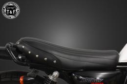 グラストラッカー250(キャブモデル専用)　スタッド付きショートフラットシート(バーチカル)