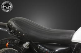 グラストラッカー250(キャブモデル専用)　スタッド付きフラットシート(バーチカル)