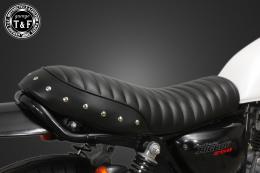 グラストラッカー250(キャブモデル専用)　スタッド付きフラットシート(タックロール)