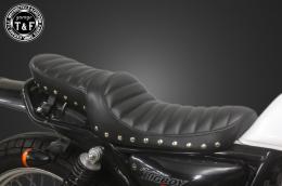 グラストラッカー250(キャブモデル専用)　スタッド付きツーリングシート(タックロール)