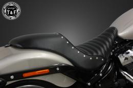 ソフテイルブレイクアウト(2018〜2024年)　スタッド付きガンファイターシート(タックロール)