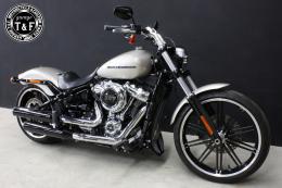 ソフテイルブレイクアウト(2018〜2024年)　スタッド付きシングルシート(スムース)