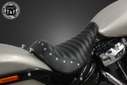 ソフテイルブレイクアウト(2018〜2024年)　スタッド付きシングルシート(タックロール)