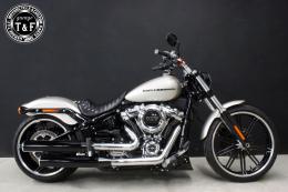 ソフテイルブレイクアウト(2018〜2024年)　スタッド付きシングルシート(タックロール)