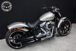 ソフテイルブレイクアウト(2018〜2024年)　スタッド付きシングルシート(ダイヤ)